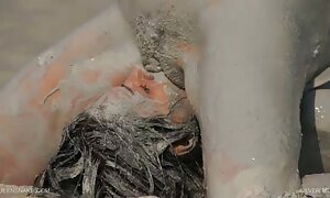 یک دختر را با لکه دار کردن در گربه کیر و کوس متحرک و پاپ تنبیه کنید