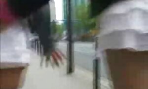 دختری که در جاده ای انجمن کیر و کس کشور راه می رود
