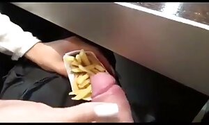 دختری با لباس اسم حیوان دست اموز سکسی با زن سبک و جلف عكس كس وكون بازی می کند