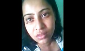 زنان مست که برهنه و برهنه بر روی قایق در مقابل جمع عکسکیر توکس کثیری سوار شدند
