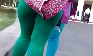 دختری که سینه هایش را انجمن کیر توکص نشان می دهد