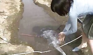 پدر انجمن کیر لعنتی دختر در پنجره گیر کرده است