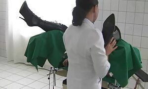 عمه بالغ مست عکس سوپر کیر تو کس یک کلاه توالت را لیس می زند